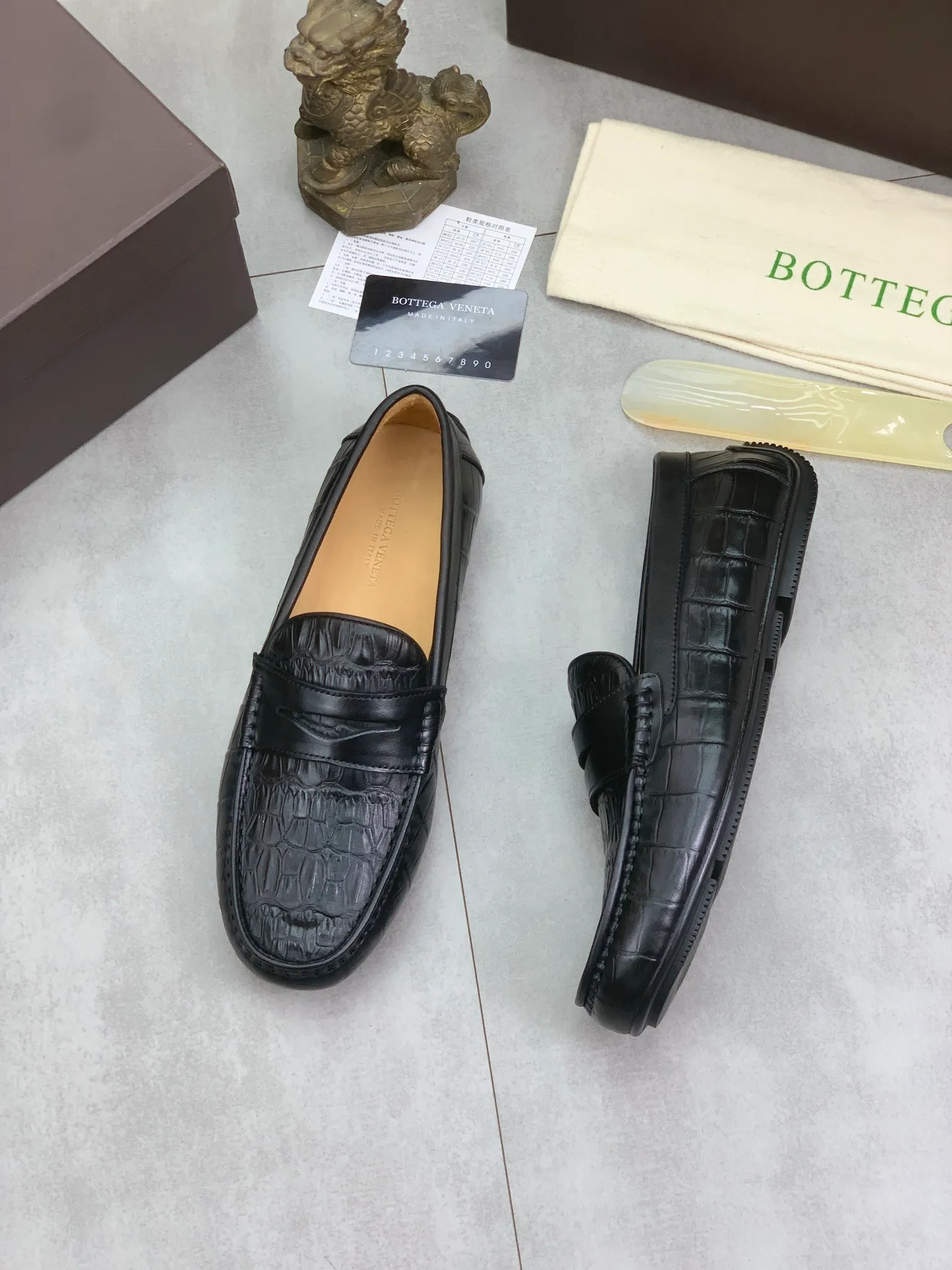 Men's shoes 💰P420 [New model] Water-dyed Niuli 💰High-quality business beanie shoes 💎💎💎 BOTTEGA VENETA official website synchronizes the latest top version of BV in the market, accepts material comparison, shoe type comparison, process comparison, practical and texture, versatile, suitable for any occasion, the more you look at it, the more it tastes. Purely hand-woven craftsmanship - Upper material, Italian 🇮🇹 imported crocodile pattern calfskin - High-quality water-dyed cowhide lining - Original private model customized outsole -Size: 39-44 (38 45 can be customized) Color: black or brown optional